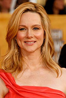 How tall is Laura Linney?